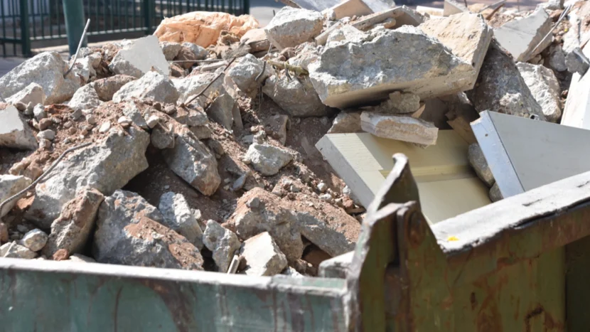 Imagen de una cubeta con diferentes tipos de residuos generados por una obra o demolición
