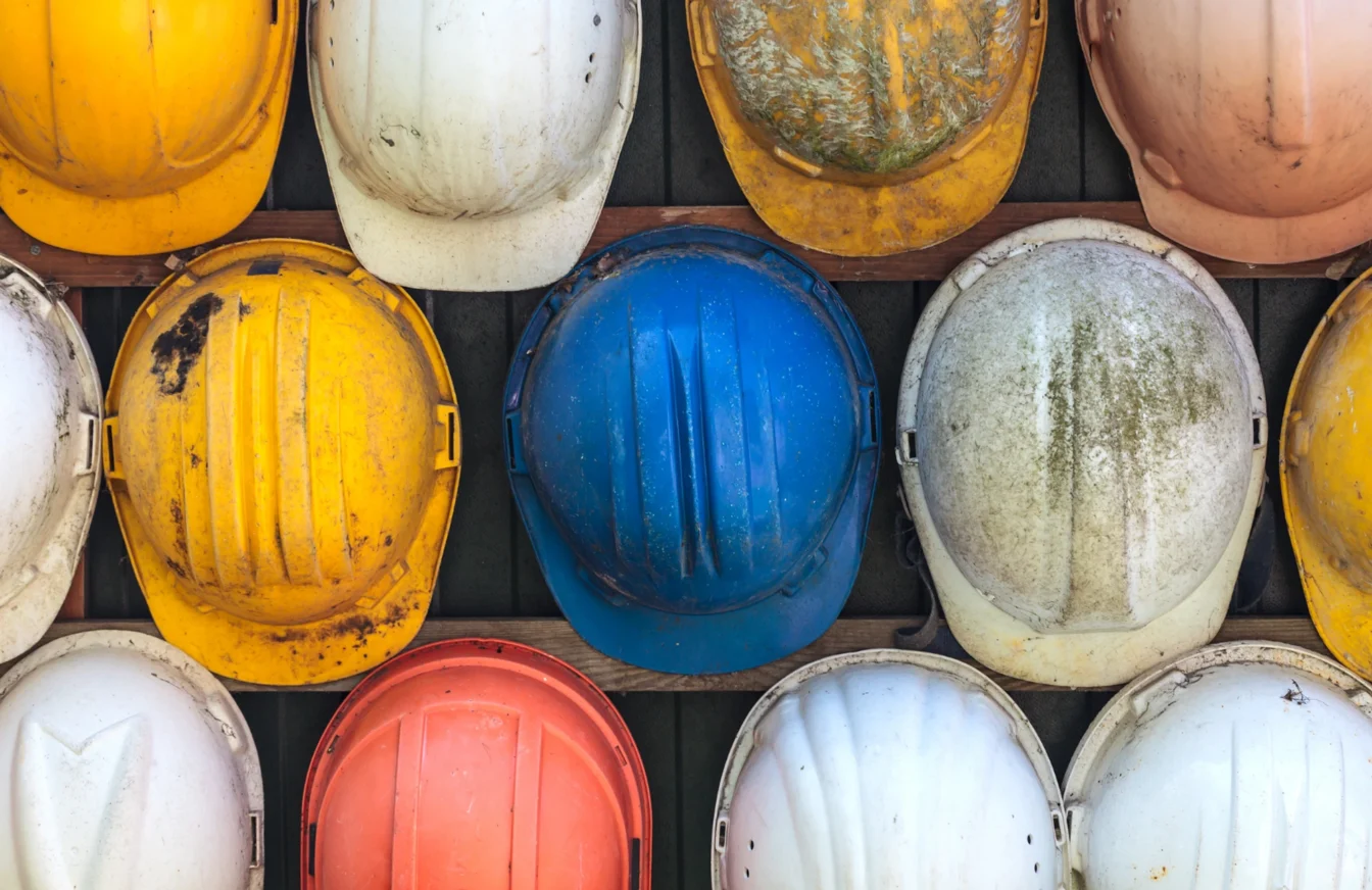 Imagen superior de diferentes tipos de cascos de protección para el ámbito de la construcción de diferentes colores