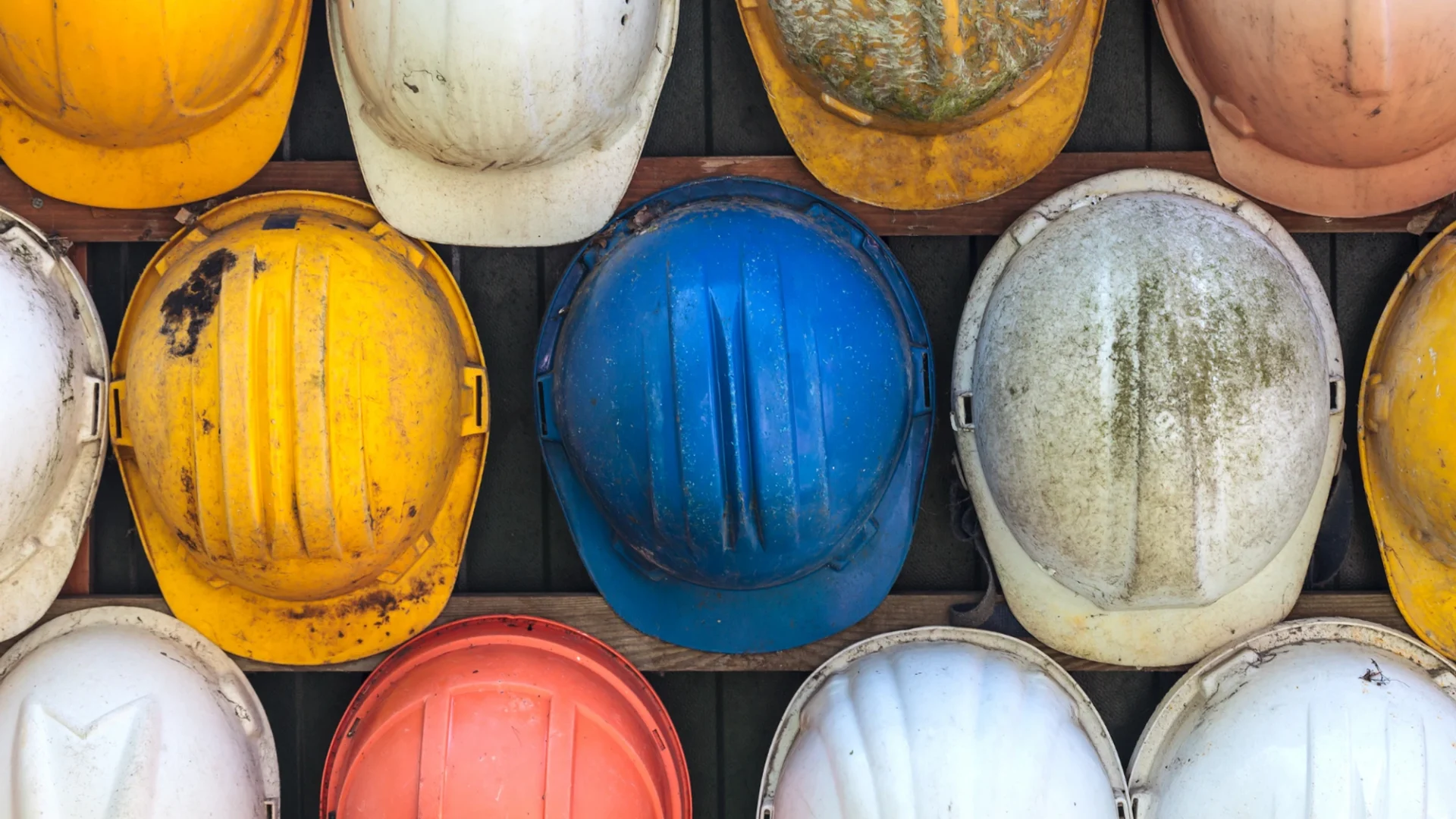Imagen superior de diferentes tipos de cascos de protección para el ámbito de la construcción de diferentes colores