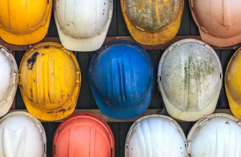 Imagen superior de diferentes tipos de cascos de protección para el ámbito de la construcción de diferentes colores